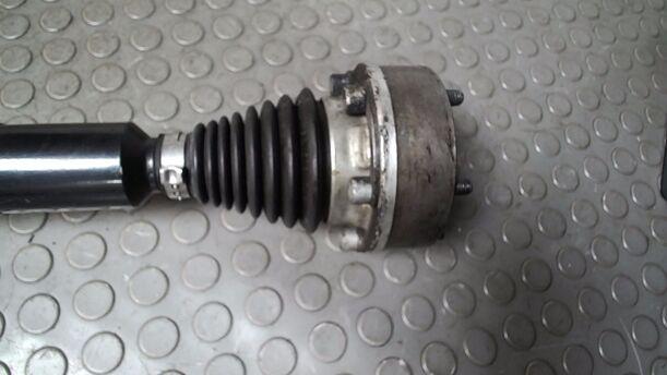 Foto: ANTRIEBSWELLE RECHTS ( SCHALTGETRIEBE ) eines VW Passat 2.0 TDI DPF