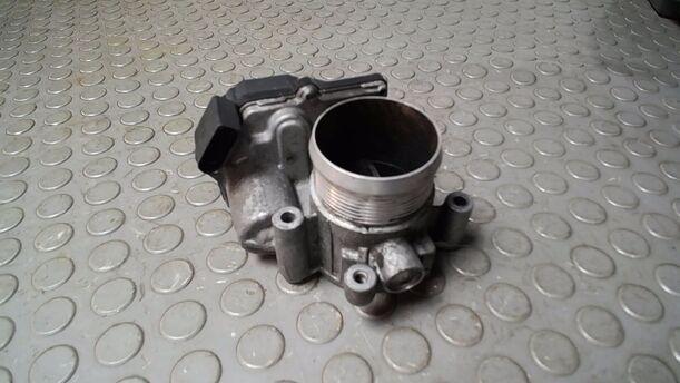 Foto: DROSSELKLAPPENSTUTZEN/ DROSSELKLAPPE eines VW Passat 2.0 TDI DPF