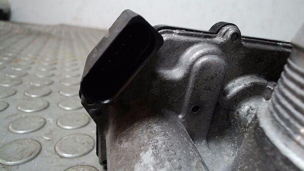 Foto: DROSSELKLAPPENSTUTZEN/ DROSSELKLAPPE eines VW Passat 2.0 TDI DPF