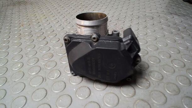 Foto: DROSSELKLAPPENSTUTZEN/ DROSSELKLAPPE eines VW Passat 2.0 TDI DPF