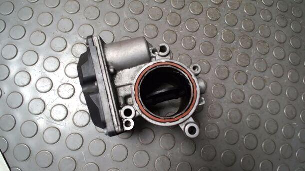 Foto: DROSSELKLAPPENSTUTZEN/ DROSSELKLAPPE eines VW Passat 2.0 TDI DPF