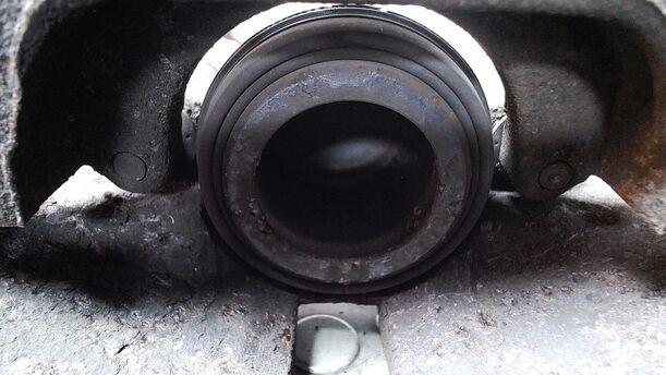 Foto: BREMSSATTEL VORN LINKS ( ATE ) eines VW Passat 2.0 TDI DPF