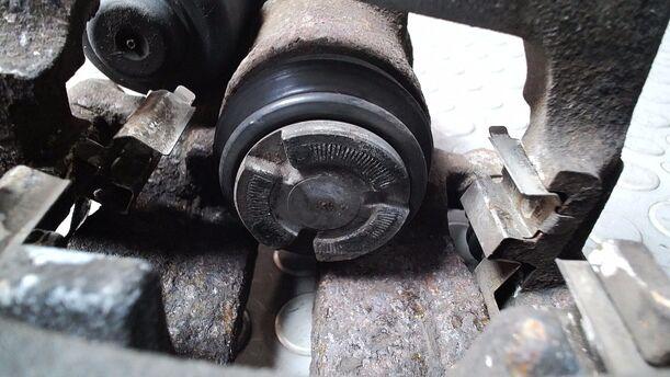 Foto: BREMSSATTEL HINTEN LINKS  ELEKTRISCH ( TRW ) eines VW Passat 2.0 TDI DPF