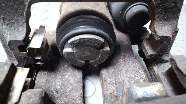 Foto: BREMSSATTEL HINTEN RECHTS ELEKTRISCH ( TRW ) eines VW Passat 2.0 TDI DPF