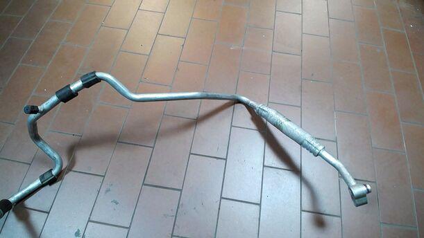 Foto: SCHLAUCH VENTIL / KOMPRESSOR eines VW Passat 2.0 TDI DPF