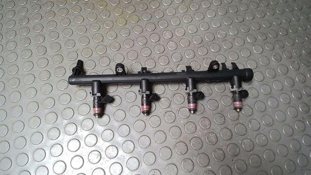 Foto: KRAFTSTOFFVERTEILER/ EINSPRITZDÜSEN eines Renault Clio 1.6 16V
