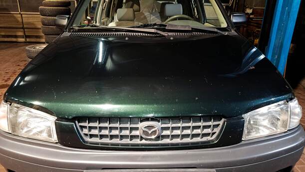 Foto: MOTORHAUBE eines Mazda Demio 1.4
