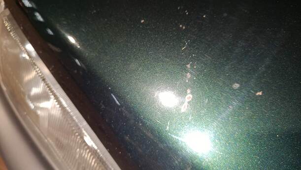 Foto: MOTORHAUBE eines Mazda Demio 1.4