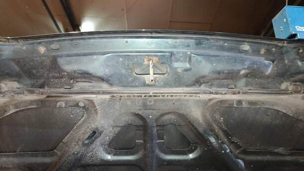 Foto: MOTORHAUBE eines Mazda Demio 1.4