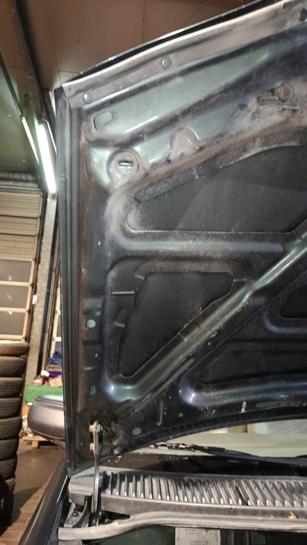 Foto: MOTORHAUBE eines Mazda Demio 1.4