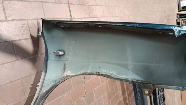 Foto: KOTFLÜGEL LINKS eines Mazda Demio 1.4