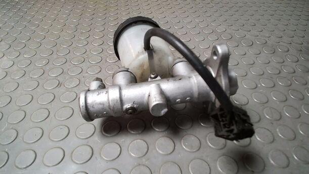 Foto: HAUPTBREMSZYLINDER ( OHNE ABS ) eines Mazda Demio 1.4