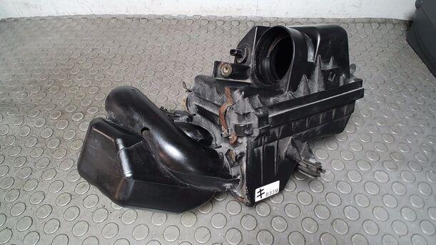 Foto: LUFTFILTERKASTEN eines Mazda Demio 1.4