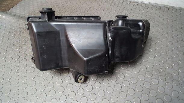 Foto: LUFTFILTERKASTEN eines Mazda Demio 1.4