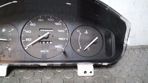Foto: TACHOEINHEIT/ KOMBIINSTRUMENT eines Mazda Demio 1.4