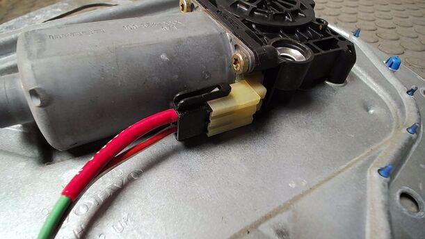 Foto: FENSTERHEBER ELEKTRISCH HINTEN LINKS eines Volvo V70 2.4