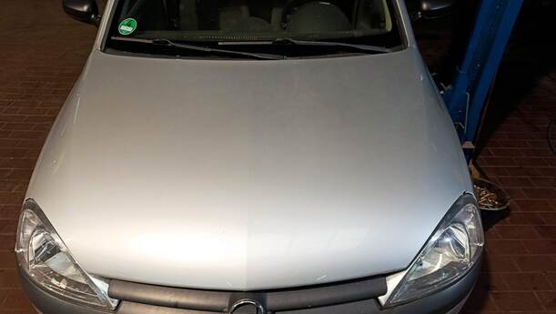Foto: MOTORHAUBE eines Opel Corsa 1.0 12V