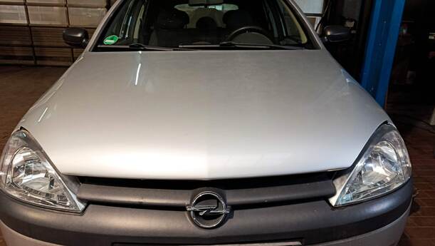 Foto: MOTORHAUBE eines Opel Corsa 1.0 12V
