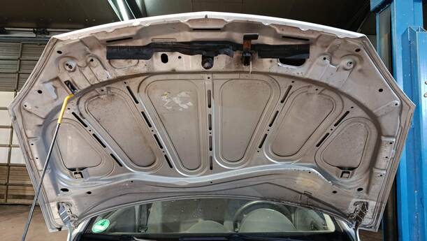 Foto: MOTORHAUBE eines Opel Corsa 1.0 12V