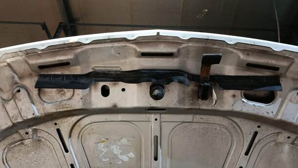 Foto: MOTORHAUBE eines Opel Corsa 1.0 12V
