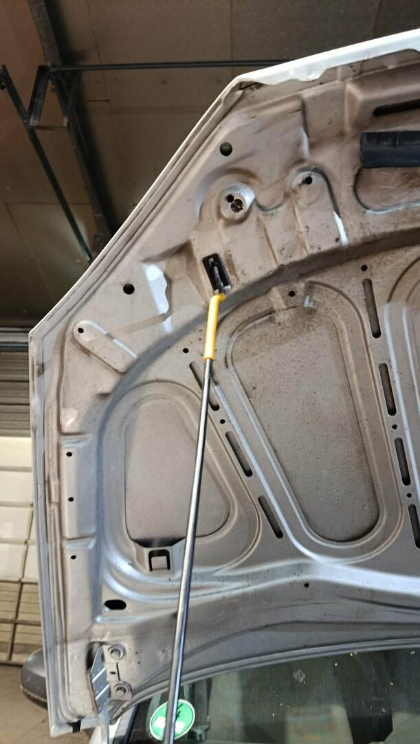 Foto: MOTORHAUBE eines Opel Corsa 1.0 12V