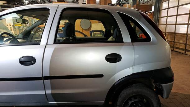 Foto: TÜR HINTEN LINKS eines Opel Corsa 1.0 12V