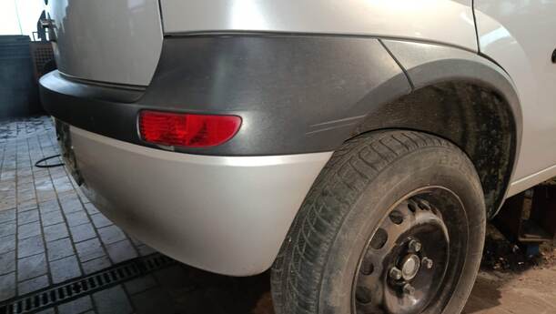 Foto: STOSSFÄNGER/ STOßSTANGE HINTEN ( VOR FACELIFT ) eines Opel Corsa 1.0 12V