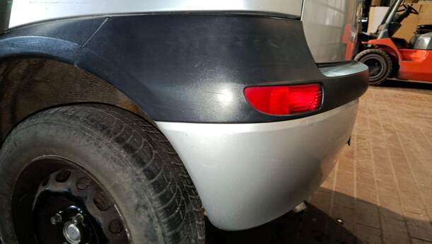 Foto: STOSSFÄNGER/ STOßSTANGE HINTEN ( VOR FACELIFT ) eines Opel Corsa 1.0 12V