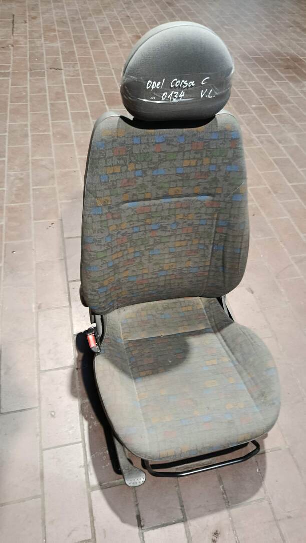 Foto: FAHRERSITZ/ SITZ VORN LINKS ( 4/5 TÜRER ) eines Opel Corsa 1.0 12V