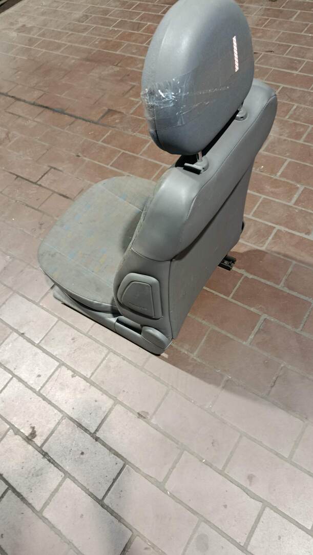 Foto: FAHRERSITZ/ SITZ VORN LINKS ( 4/5 TÜRER ) eines Opel Corsa 1.0 12V