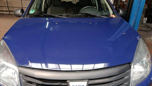 Foto: MOTORHAUBE eines Dacia Sandero 1.4 MPI