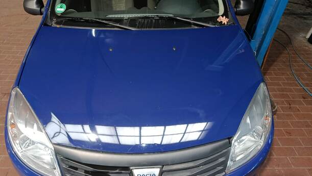 Foto: MOTORHAUBE eines Dacia Sandero 1.4 MPI