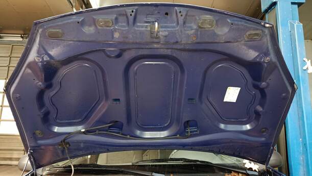 Foto: MOTORHAUBE eines Dacia Sandero 1.4 MPI