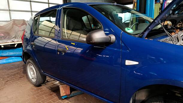 Foto: TÜR VORNE RECHTS ( 4/5 TÜRER ) eines Dacia Sandero 1.4 MPI