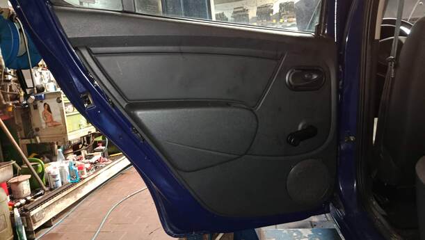 Foto: TÜR HINTEN LINKS eines Dacia Sandero 1.4 MPI