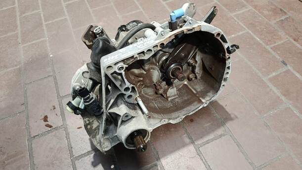 Foto: SCHALTGETRIEBE 5 GANG eines Dacia Sandero 1.4 MPI