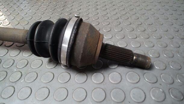 Foto: ANTRIEBSWELLE LINKS ( SCHALTGETRIEBE ) eines Ford Fusion 1.4
