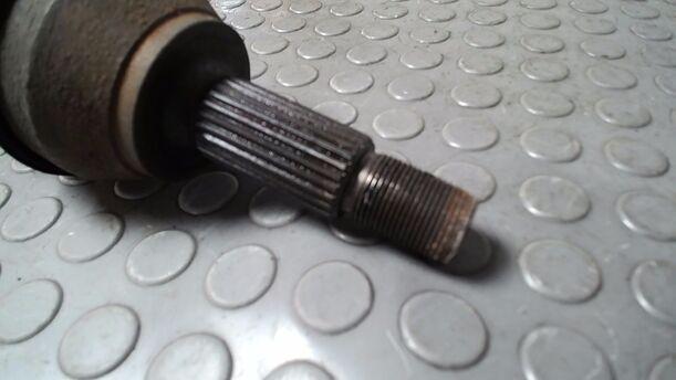 Foto: ANTRIEBSWELLE LINKS ( SCHALTGETRIEBE ) eines Ford Fusion 1.4