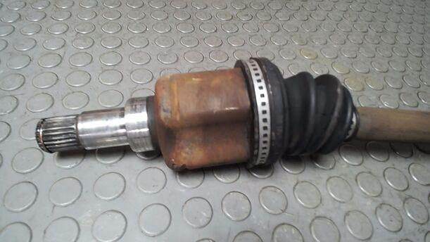 Foto: ANTRIEBSWELLE LINKS ( SCHALTGETRIEBE ) eines Ford Fusion 1.4