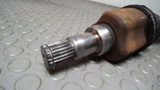 Foto: ANTRIEBSWELLE LINKS ( SCHALTGETRIEBE ) eines Ford Fusion 1.4