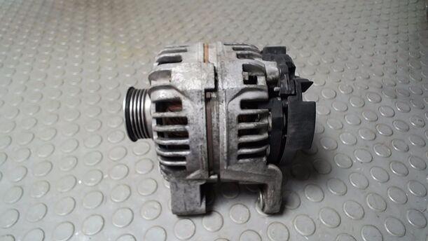 Foto: LICHTMASCHINE ( BOSCH / 100 A ) eines Opel Corsa 1.0 12V