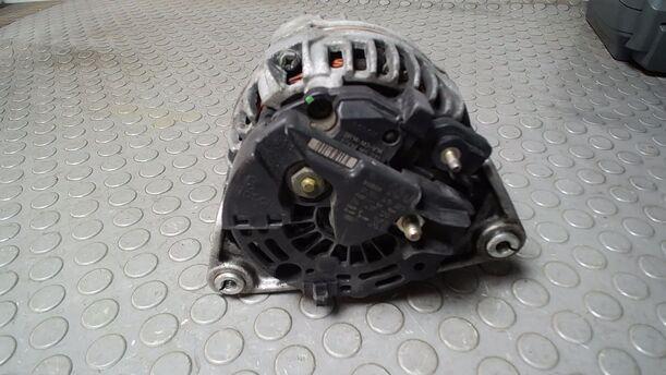 Foto: LICHTMASCHINE ( BOSCH / 100 A ) eines Opel Corsa 1.0 12V