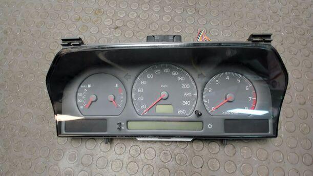Foto: KOMBIINSTRUMENT / TACHOEINHEIT eines Volvo V70 2.4