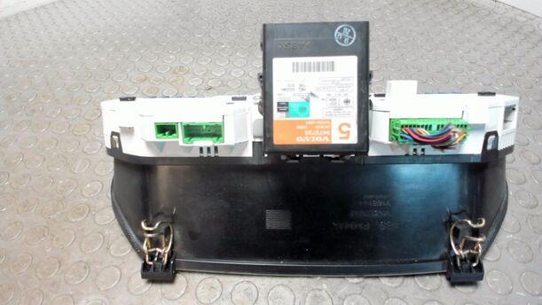 Foto: KOMBIINSTRUMENT / TACHOEINHEIT eines Volvo V70 2.4