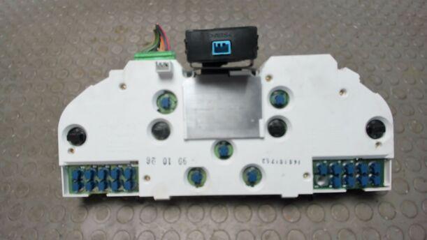 Foto: KOMBIINSTRUMENT / TACHOEINHEIT eines Volvo V70 2.4