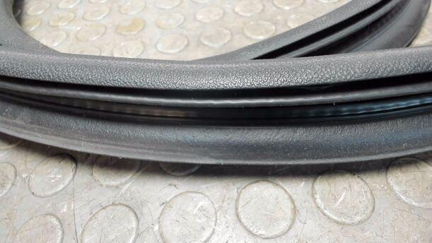 Foto: TÜRDICHTUNG VORNE LINKS eines Volvo V70 2.4