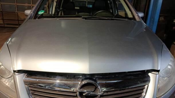 Foto: MOTORHAUBE eines Opel Zafira 2.2 Automatik