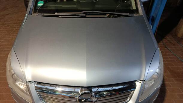 Foto: MOTORHAUBE eines Opel Zafira 2.2 Automatik