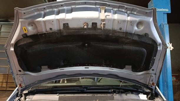 Foto: MOTORHAUBE eines Opel Zafira 2.2 Automatik