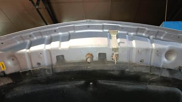 Foto: MOTORHAUBE eines Opel Zafira 2.2 Automatik